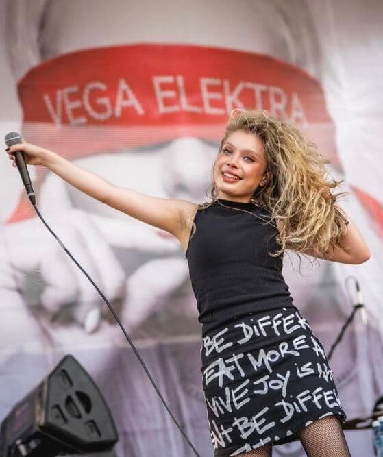 Denisa Gyürkeová zpívá na pódiu VEGA ELEKTRA